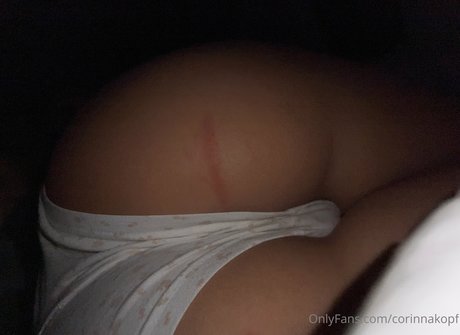 Naken lekkede OnlyFans-bilde av Corinna Kopf