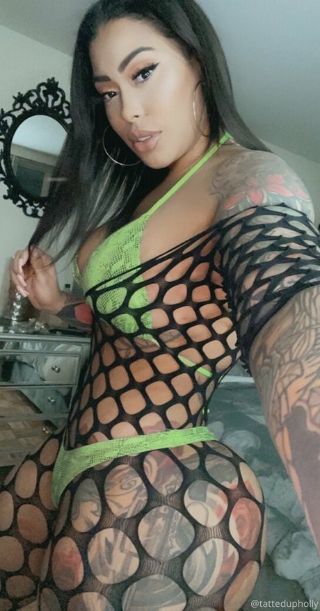 Naakte gelekte OnlyFans-foto van Tattedup Holly