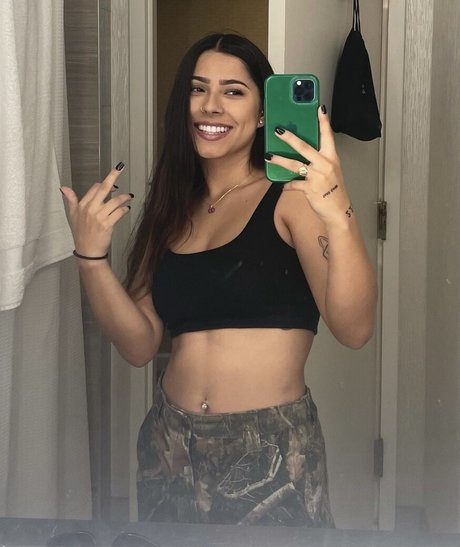 Naken läckt OnlyFans-bild av Adizzzyyy