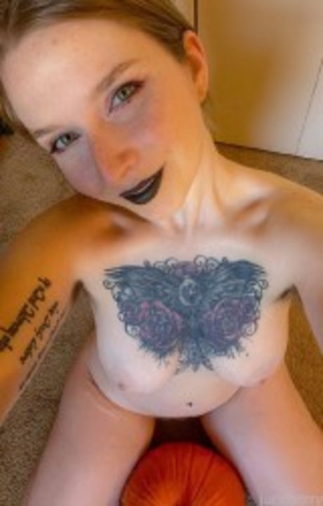 Alasti lekkinud OnlyFans-i pilt June Berry