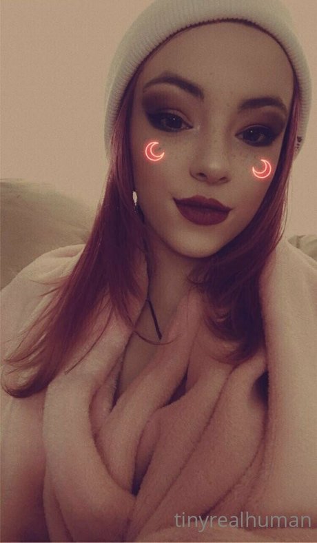 Nahá fotka uniklých OnlyFans od Tinyrealhuman