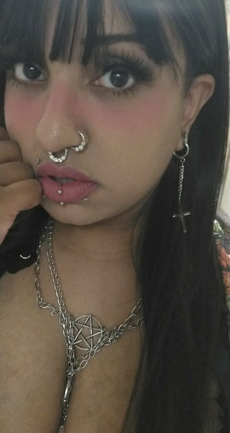 Naken läckt OnlyFans-bild av Raeraejiggles