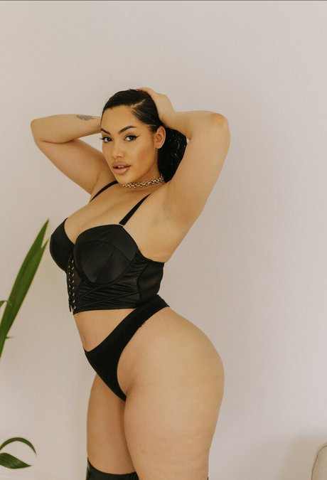 Alasti lekkinud OnlyFans-i pilt Parisxhk