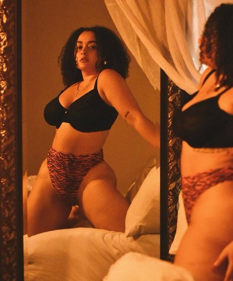 Обнаженная фотография утечки OnlyFans от Riana Dejesus