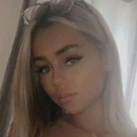 Обнаженная фотография утечки OnlyFans от Louisaxox