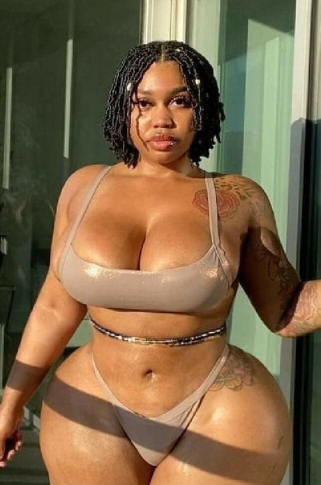 Naken lekkede OnlyFans-bilde av Mya Curvz