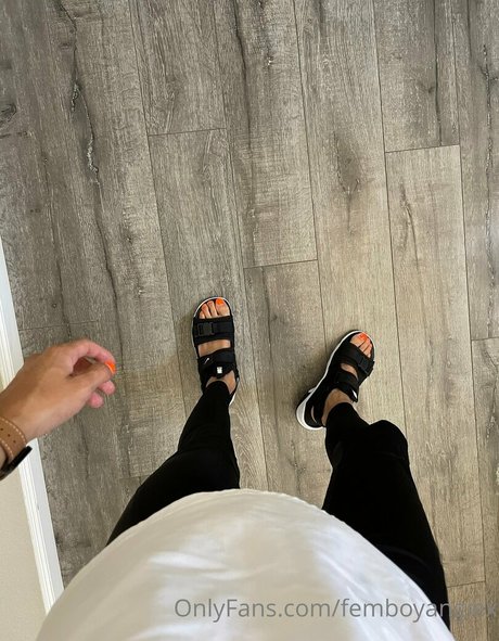 Naken läckt OnlyFans-bild av Femboyangiesfeet