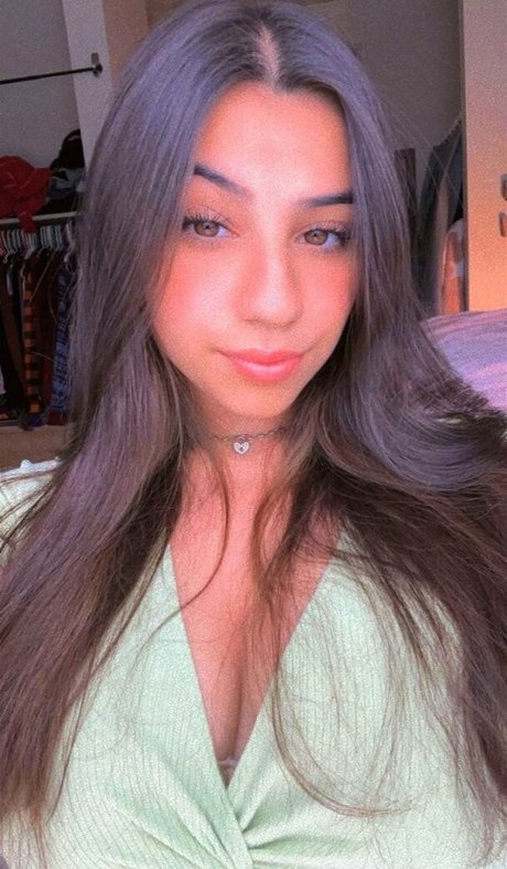 Naakte gelekte OnlyFans-foto van Emma P