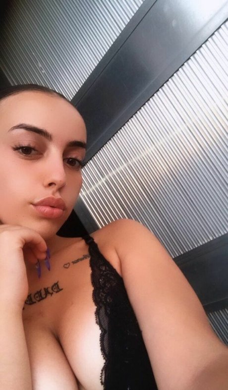 Naken lekkede OnlyFans-bilde av Claudia Vale