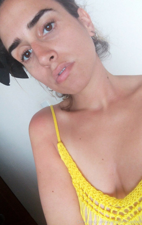 Alasti lekkinud OnlyFans-i pilt Ayahotterthanhell