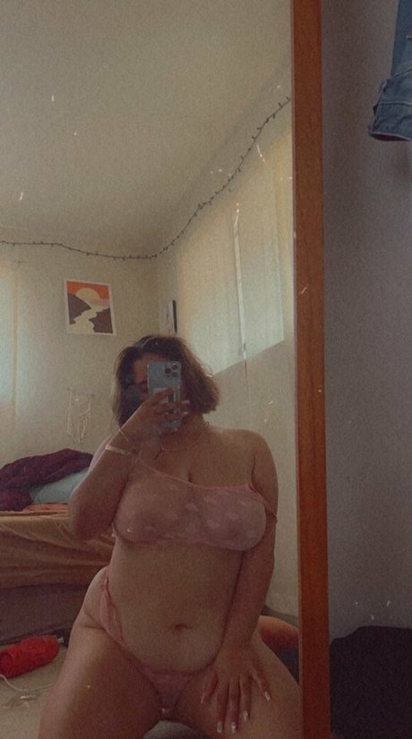 Naken läckt OnlyFans-bild av Baddiekazzzy