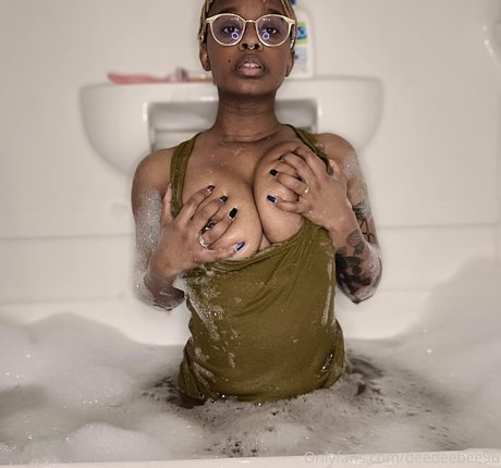 Naken lekkede OnlyFans-bilde av Deedeebee96