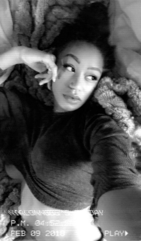 Naakte gelekte OnlyFans-foto van Nia Simone