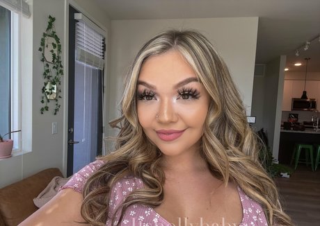 OnlyFans-model Itshollybabyyfree