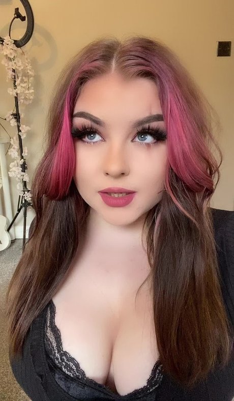 Foto desnuda filtrada de OnlyFans de Holyhollyphoebe