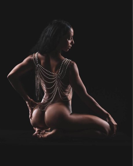 Naakte gelekte OnlyFans-foto van Laetitia Bouffard Roupe