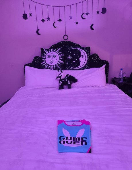 Alasti lekkinud OnlyFans-i pilt Poppycarmine