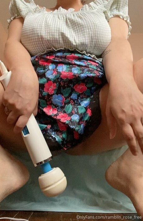 Alasti lekkinud OnlyFans-i pilt Ramblinrosefree