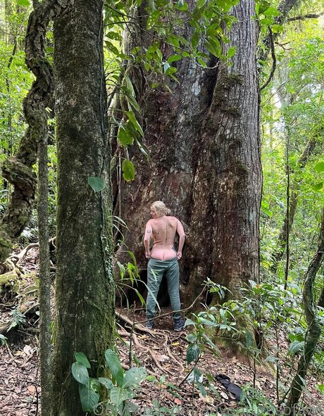 Naken läckt OnlyFans-bild av Adventuresofawildthing