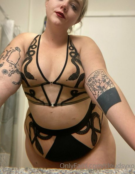 Nacktes geleaktes OnlyFans-Foto von Cloudsyxo