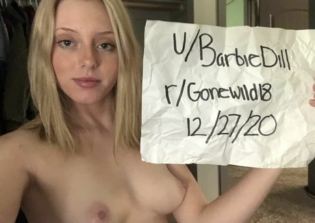 Naken läckt OnlyFans-bild av Barbiedill