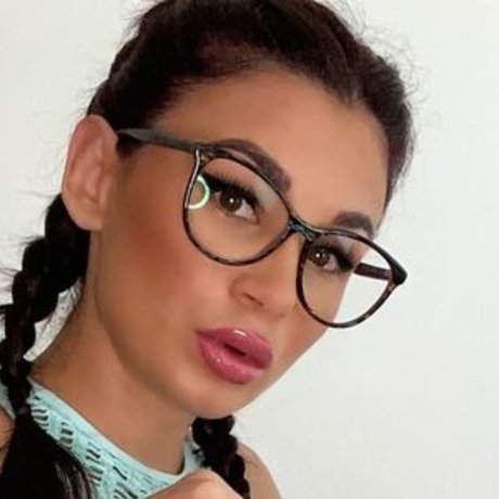 Alasti lekkinud OnlyFans-i pilt Adellino