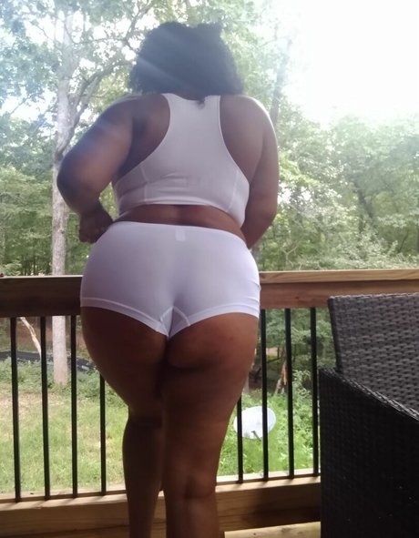 Naakte gelekte OnlyFans-foto van Randiraige