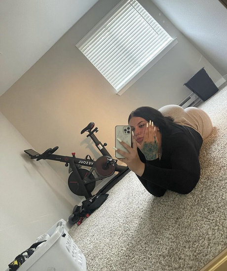 Nahá fotka uniklých OnlyFans od Thehostwiththemost