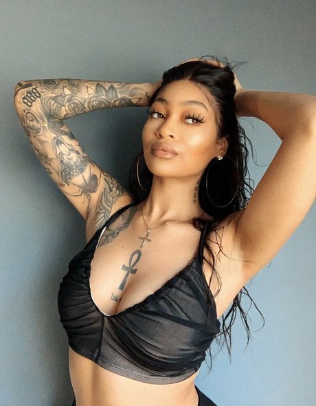 Nacktes geleaktes OnlyFans-Foto von Evoni