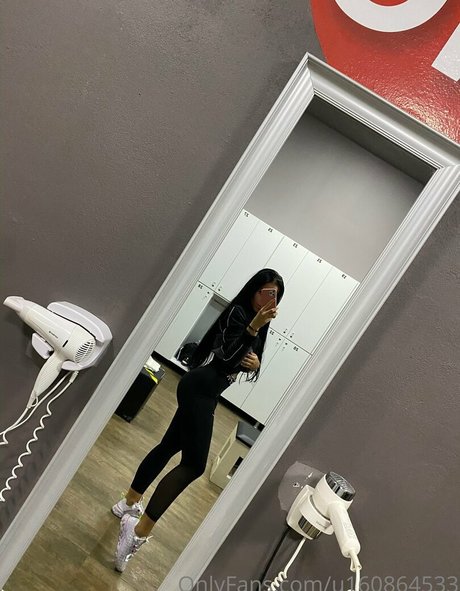 Foto di nudo di fuga di OnlyFans di Mates Madalina