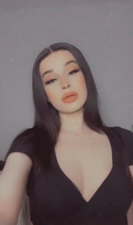 Alasti lekkinud OnlyFans-i pilt Luaaliyah