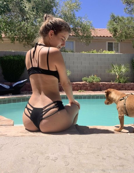 Alasti lekkinud OnlyFans-i pilt Avery Petite