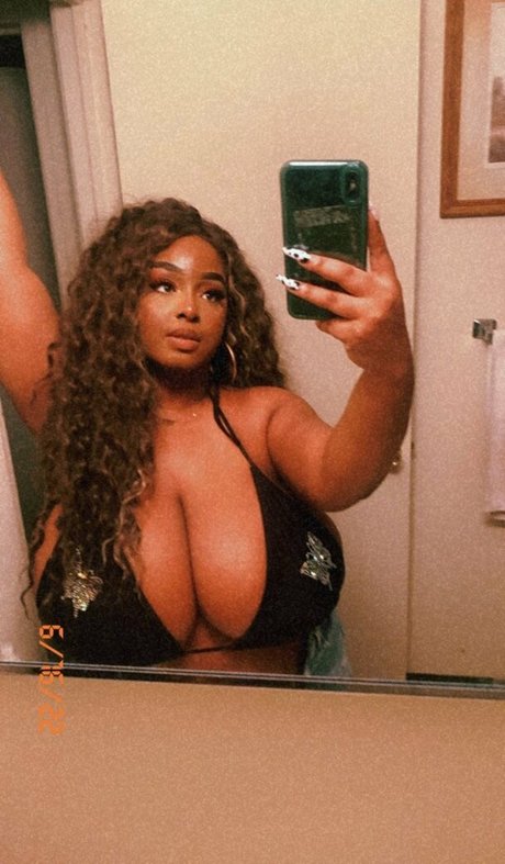 Naken lekkede OnlyFans-bilde av Milkmami89