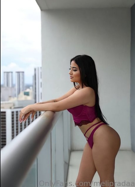 Naakte gelekte OnlyFans-foto van Melipradaa