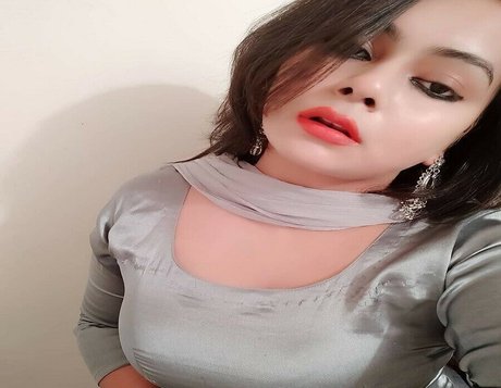 Alasti lekkinud OnlyFans-i pilt Farah Diba