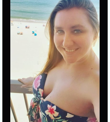 Naakte gelekte OnlyFans-foto van Caityy Cakesss