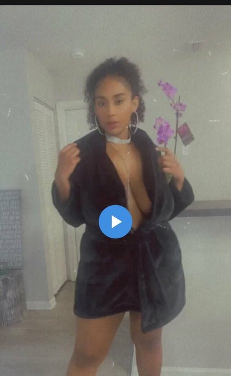 Naken läckt OnlyFans-bild av Suly