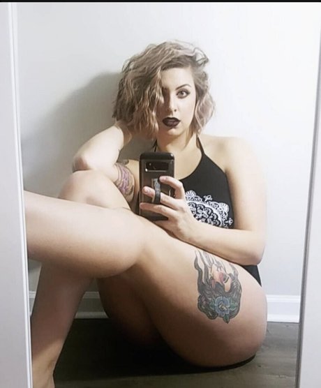 Naken lekkede OnlyFans-bilde av Erica Blu