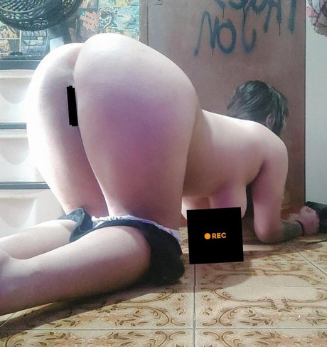 Alasti lekkinud OnlyFans-i pilt Lara Lepvs