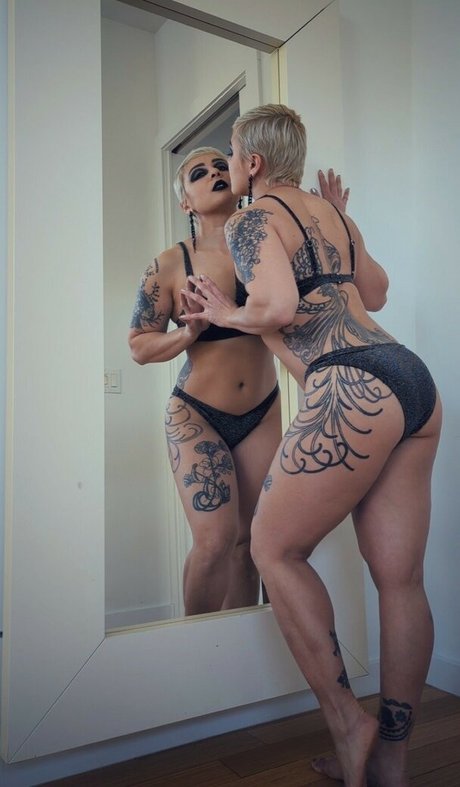 Naken lekkede OnlyFans-bilde av Evelyn Vinyl