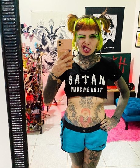 Alasti lekkinud OnlyFans-i pilt Mari Zombie