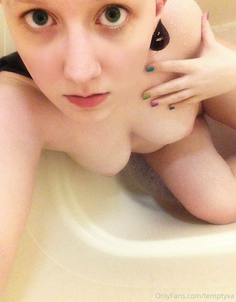 Naken lekkede OnlyFans-bilde av Temptyva