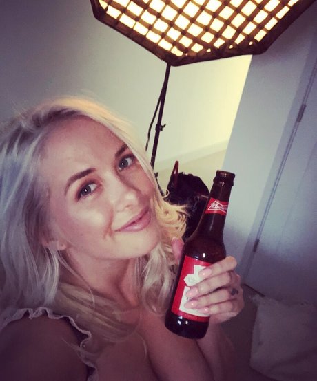 Naakte gelekte OnlyFans-foto van Elizzabeth James