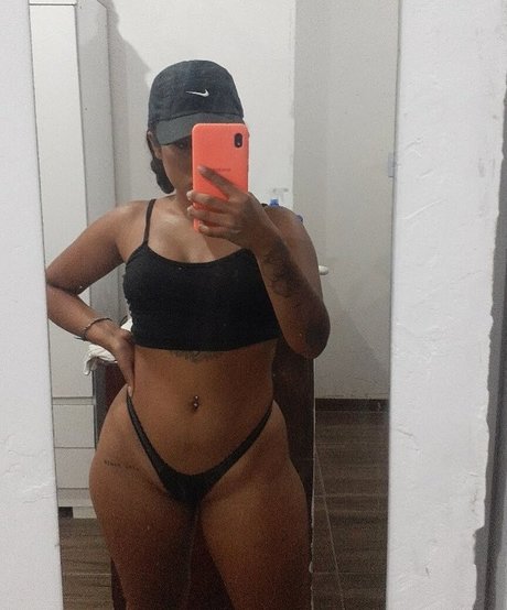 Naakte gelekte OnlyFans-foto van Giovanna Santos