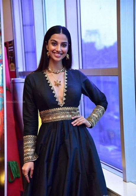 Meenakshi Chaudhary OnlyFans泄露裸照