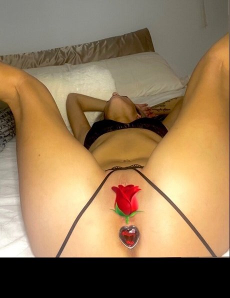 Naakte gelekte OnlyFans-foto van Caroeducharme