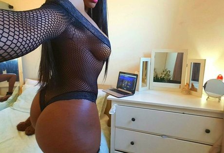 Naakte gelekte OnlyFans-foto van Valeria Beyonce