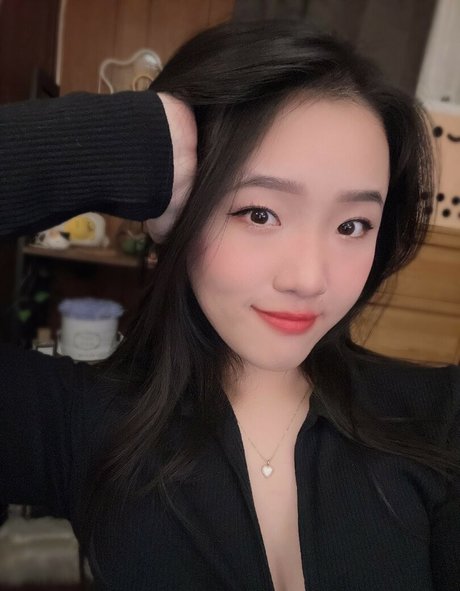 Naakte gelekte OnlyFans-foto van Juwia