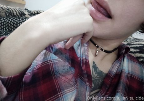 Naken lekkede OnlyFans-bilde av Julian Suicide