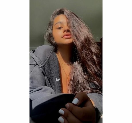 Naken läckt OnlyFans-bild av Lila Paulsen